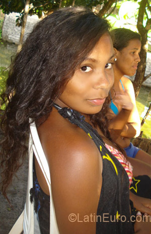 Date this charming Brazil girl Vivianne from Brasilia BR3051