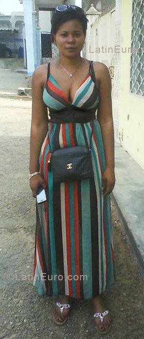 Date this nice looking Cameroon girl Issah from Yaounde CM94
