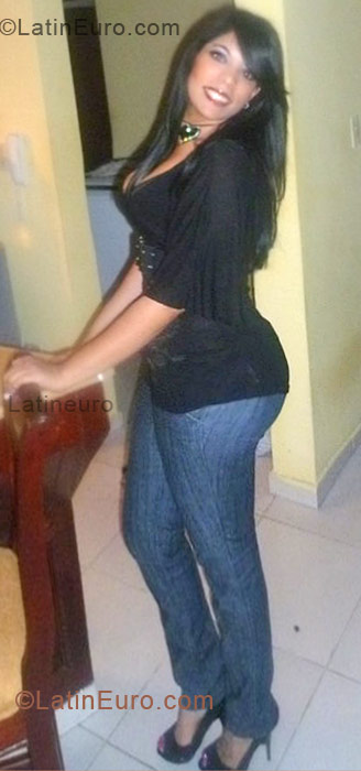 Date this nice looking Dominican Republic girl Carina from Santiago DO5512