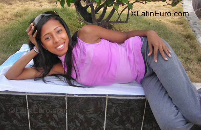 Date this sensual Dominican Republic girl Ana from Barahona DO6961