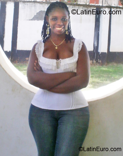 Date this voluptuous Kenya girl Lovie from Nairobi KE28