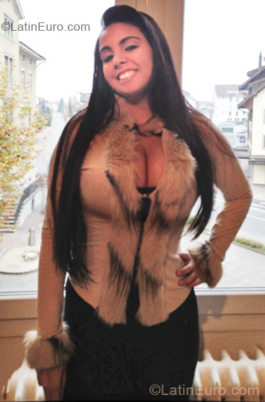 Date this nice looking Brazil girl Naihana from Goiania BR6018