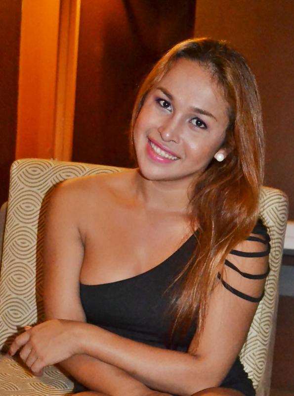 Date this happy Philippines girl Karolina from Cebu City PH419