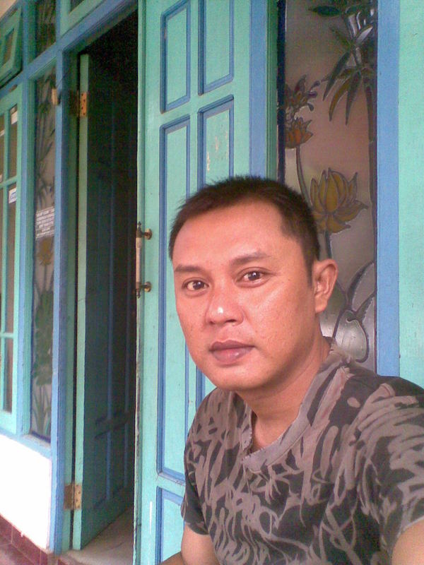 Date this funny Indonesia man Ade from Banjarmasin US10956