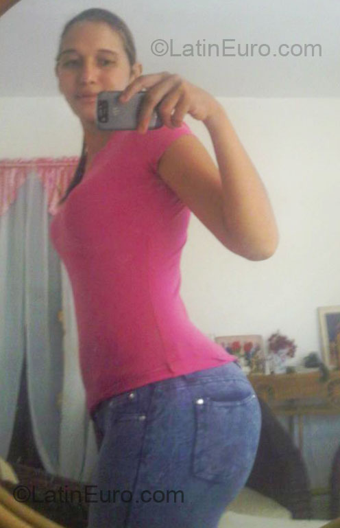 Date this pretty Dominican Republic girl Leonela from Santo Domingo DO8864