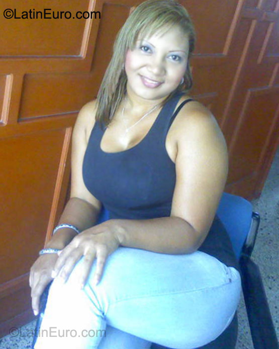 Date this good-looking Colombia girl Andrea from Medellin CO8469