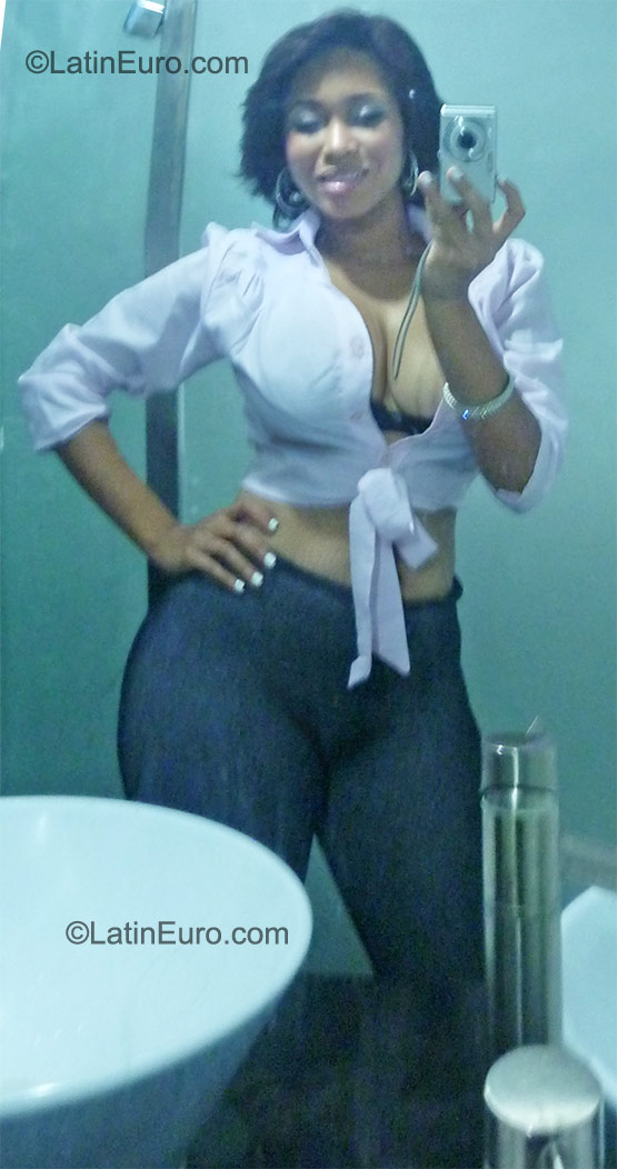 Date this sensual Dominican Republic girl Yuclenis from Santo Domingo DO9933