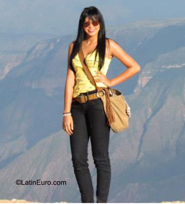 Date this good-looking Colombia girl Latina920315 from Bucaramanga CO8732