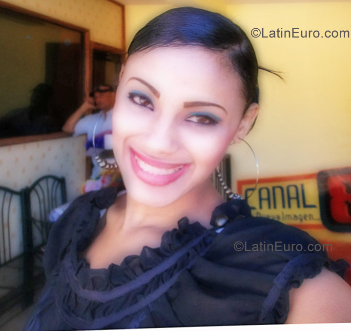 Date this sultry Dominican Republic girl Nay from Santiago DO10655