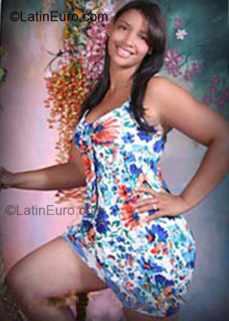 Date this good-looking Dominican Republic girl Karen from La Vega DO10694