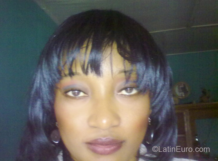 Date this nice looking Cameroon girl Sanerges from Yaounde CM128