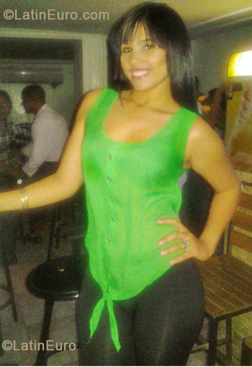 Date this fun Dominican Republic girl Seleni from Santo Domingo DO11225