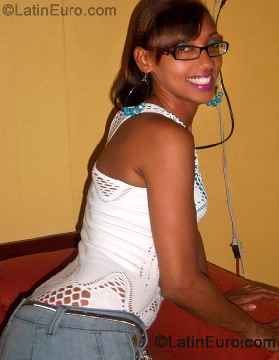 Date this hot Dominican Republic girl Wendy from Italia DO13583