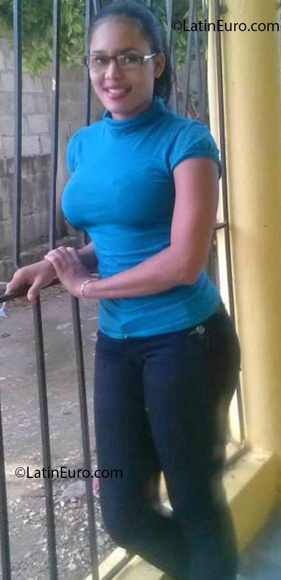 Date this attractive Dominican Republic girl Dilenny from San Cristobal DO14423