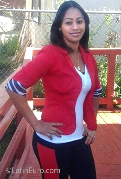 Date this nice looking United States girl Normeris from oakland US13957