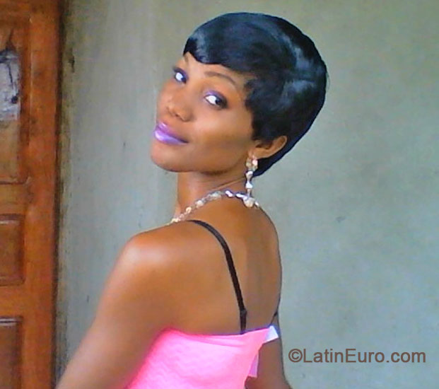 Date this sultry Cameroon girl Rossy from Buea CM192