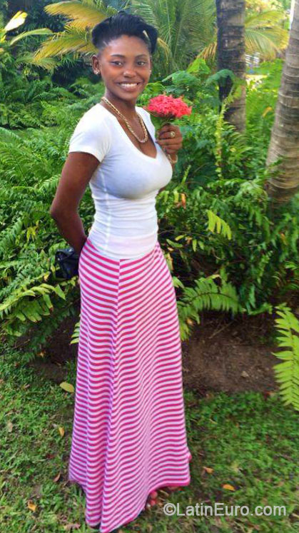 Date this foxy Jamaica girl Charline from Kingston JM1466