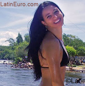 Date this attractive Brazil girl Livia from BRASILIA BR9004