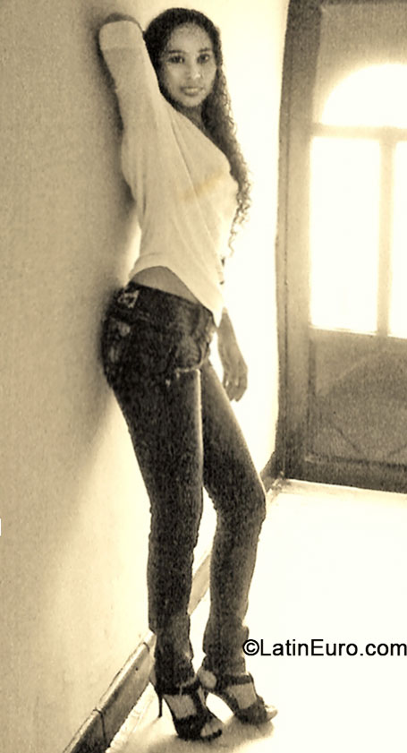 Date this foxy Colombia girl Yeimi from Cali CO16490