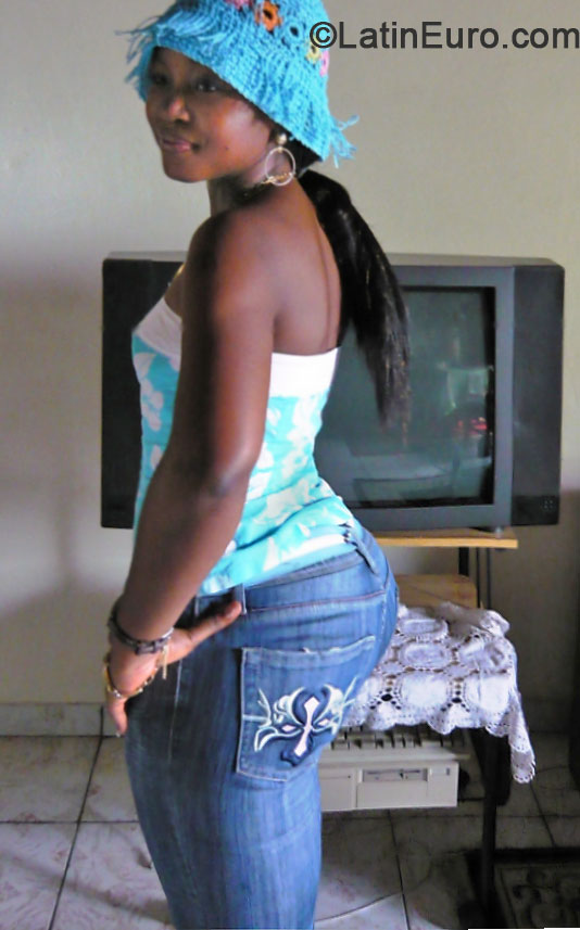 Date this stunning Cameroon girl Amour from Yaounde CM204