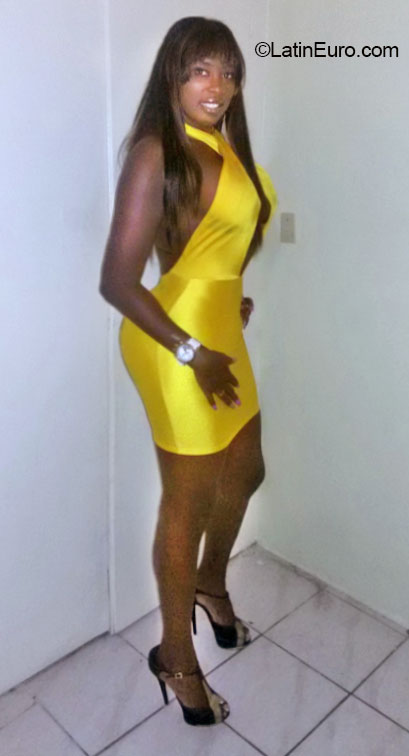 Date this good-looking Italy girl Johana from Rome VE3129