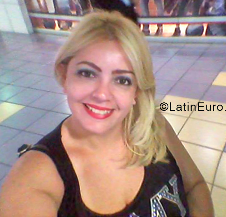 Date this beautiful Venezuela girl Emanuelle from Valencia VE337