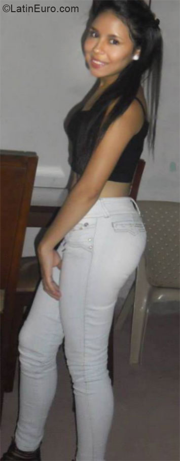 Date this nice looking Colombia girl Jhoana from Roldanillo CO16571