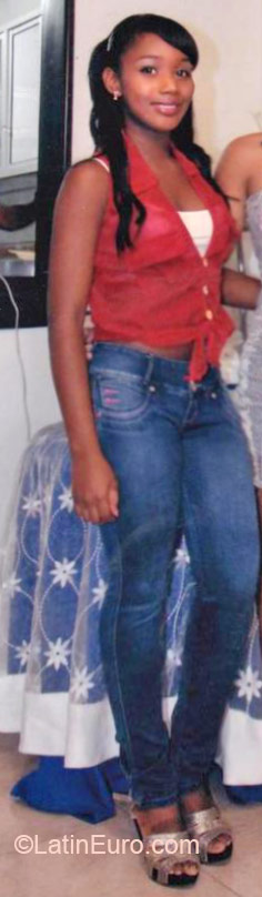 Date this exotic Colombia girl Yineth from Cali CO16809