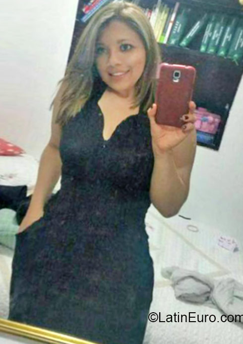 Date this pretty Colombia girl YESENIA from Bogota CO17107