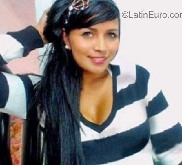 Date this foxy Colombia girl Carolina from Medellin CO17504