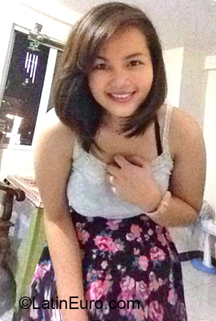 Date this charming Philippines girl Yvette from Manila PH797