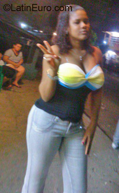 Date this charming Dominican Republic girl Indhiria from Santo Domingo DO22686