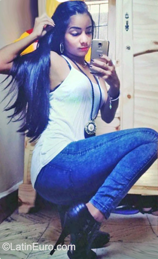 Date this beautiful Dominican Republic girl Yinei from Santo Domingo DO22880