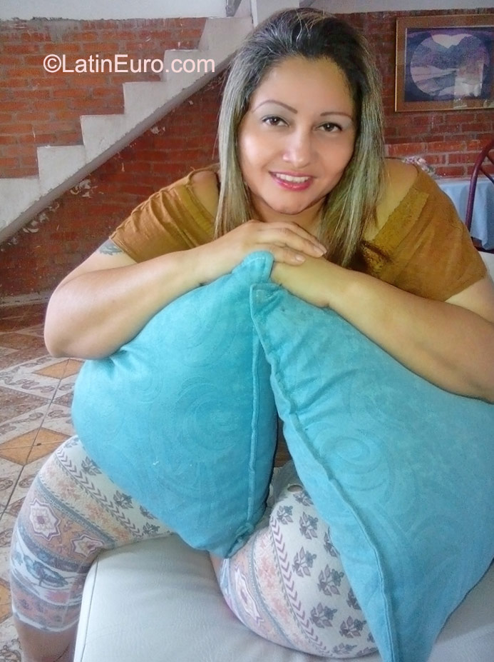 Date this happy Colombia girl Francie from Cali CO18020