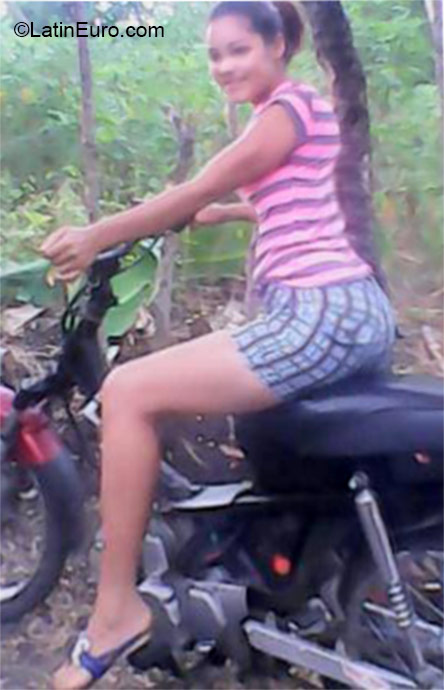 Date this happy Dominican Republic girl Magda from Santo domingo DO24438