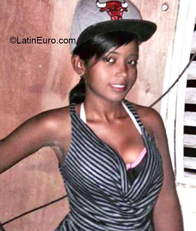 Date this athletic Dominican Republic girl Marelin from Santo Domingo DO24494