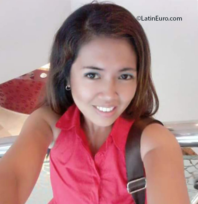 Date this young United Arab Emirates girl Lindee from United Arab Emirates AE45