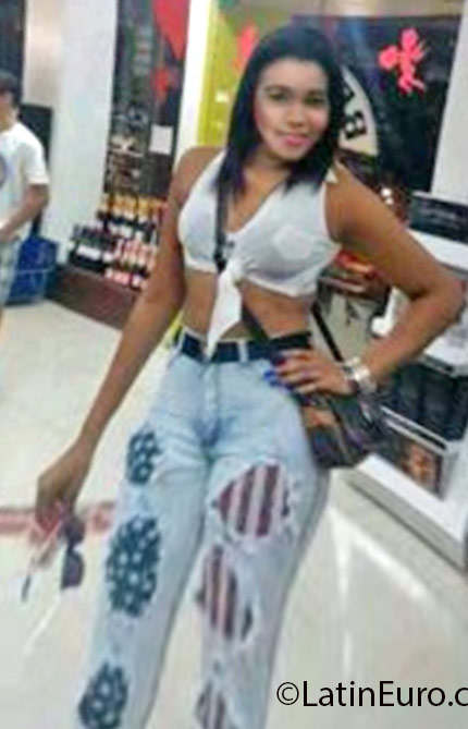 Date this foxy Dominican Republic girl Esmeralda from Santo Domingo DO24798