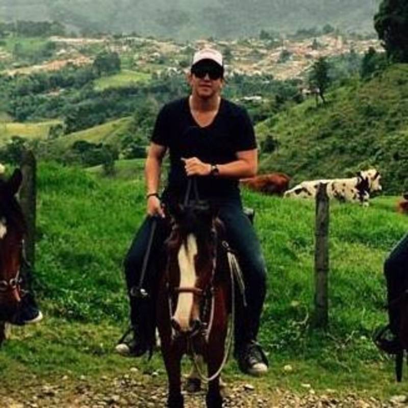 Date this tall Colombia man Martinezre from Bogota CO19595