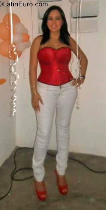 Date this voluptuous Dominican Republic girl Darolyn from Santo Domingo DO39889