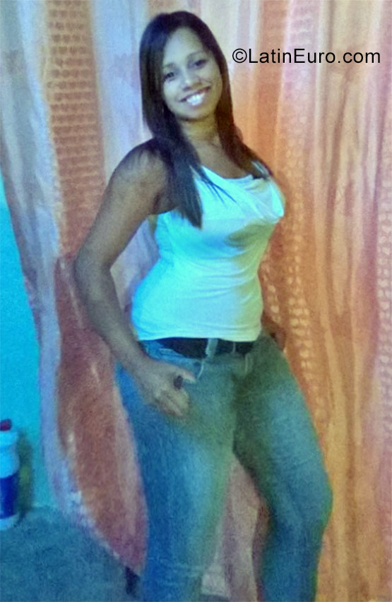 Date this pretty Venezuela girl Yasmin from Caracas VE1179