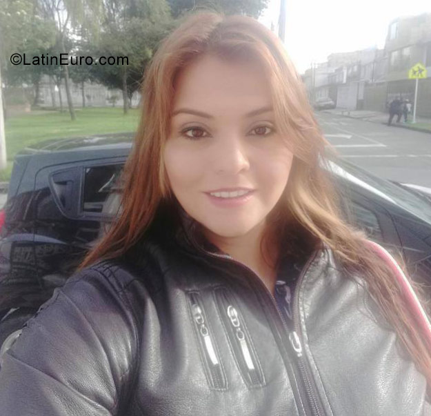 Date this attractive Colombia girl Paola from Bogota CO25629