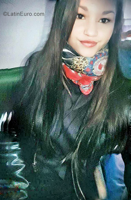 Date this nice looking Argentina girl Laura from Buenos Aires AR133