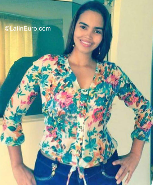 Date this nice looking Colombia girl Johana from Caucasia CO23696