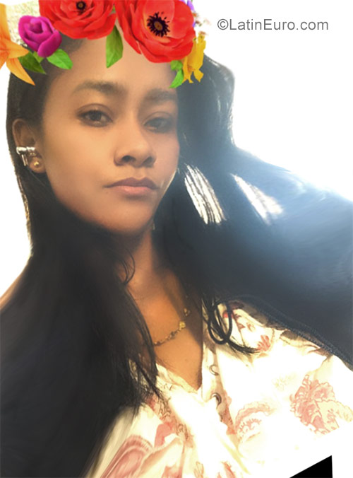 Date this nice looking Dominican Republic girl Glenny from Nagua DO32124