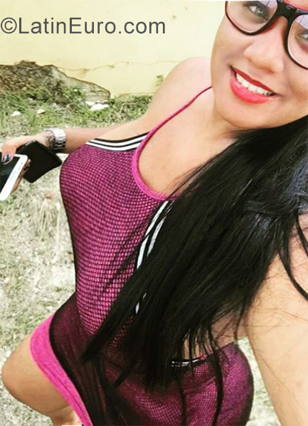 Date this funny Dominican Republic girl Nicki from Santo Domingo DO32146