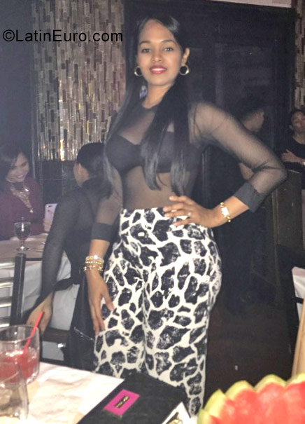 Date this sensual Dominican Republic girl Flor from Santo Domingo DO32348