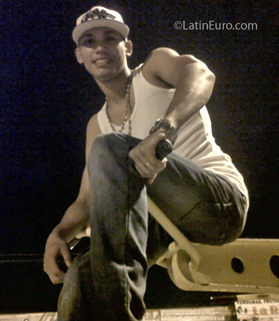 Date this athletic Venezuela man Brayan from Valencia VE1595