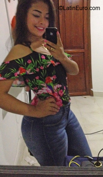 Date this nice looking Colombia girl Angelis from Barranquilla CO23884