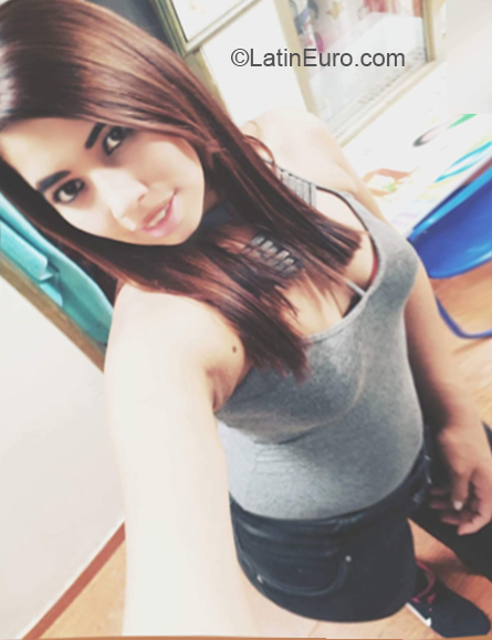 Date this stunning Colombia girl Natalia from Armenia CO23899
